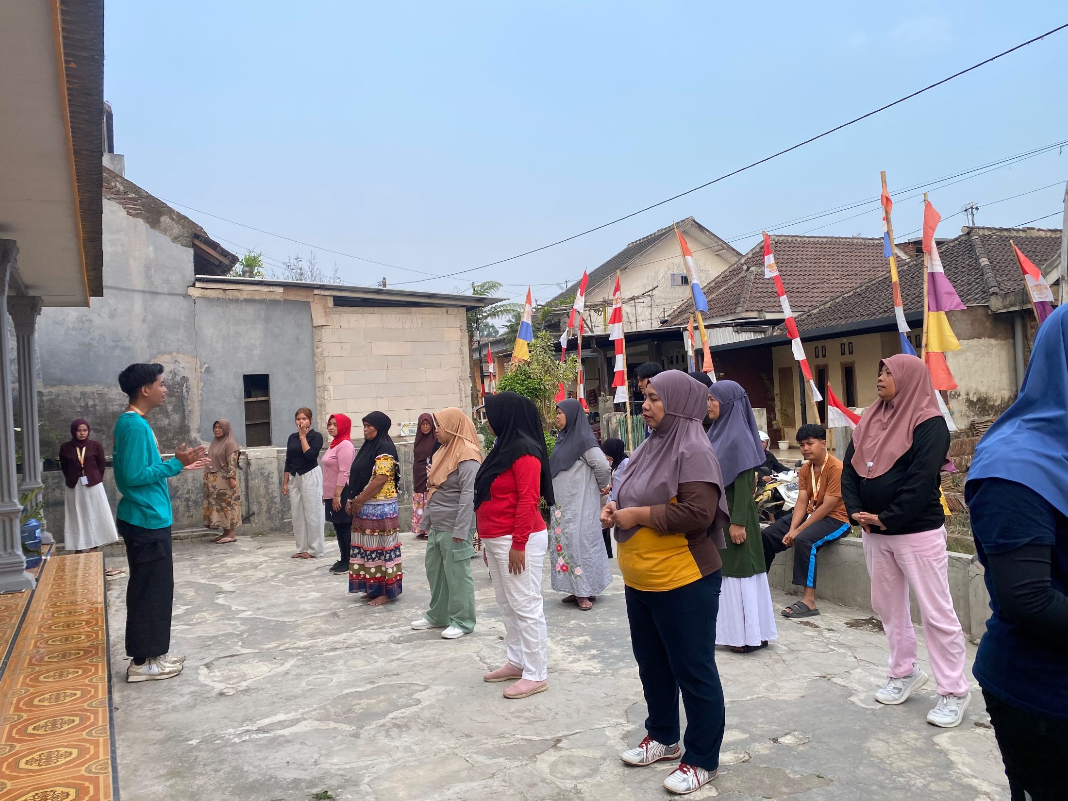 Jaga Kesehatan di Usia Senja, KKN MAs 108 Dampingi Senam Hipertensi Bersama Warga Sumbersari